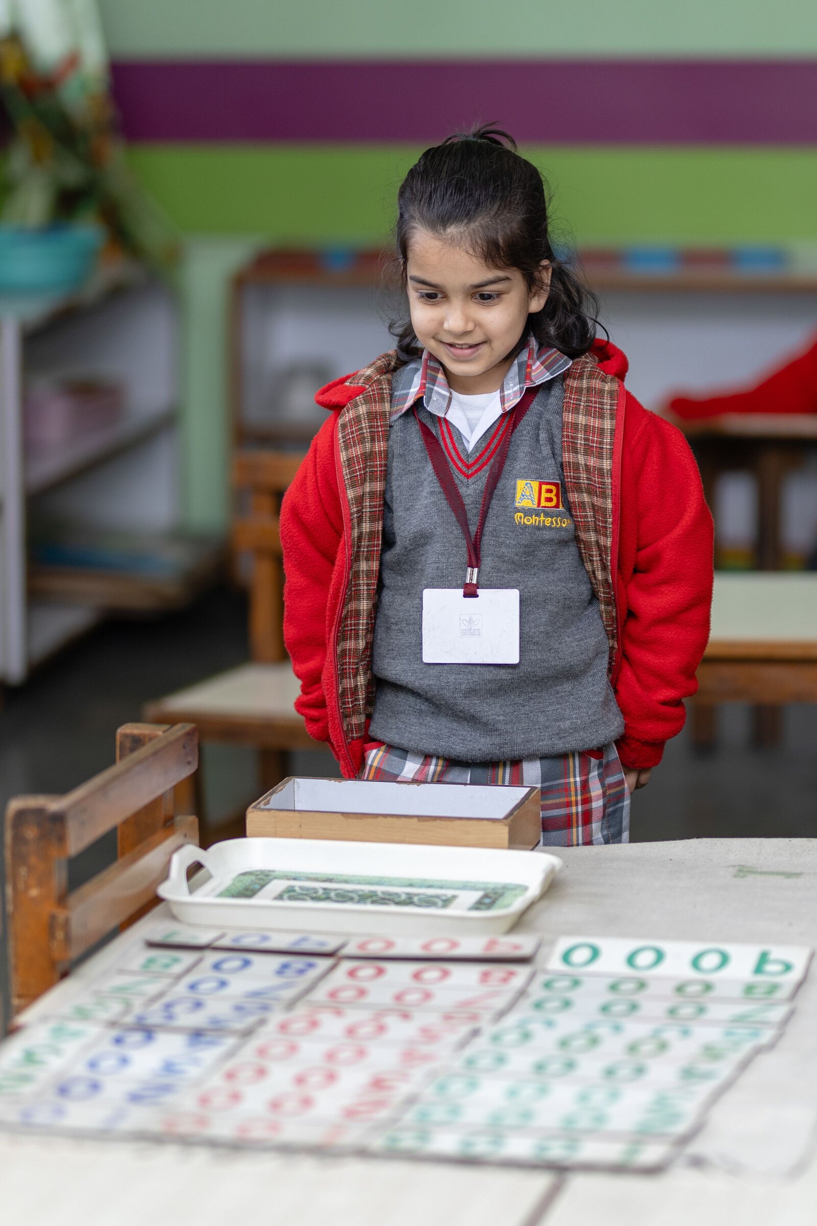 モンテッソーリ教材を使って、自分のペースで学ぶ小学生。